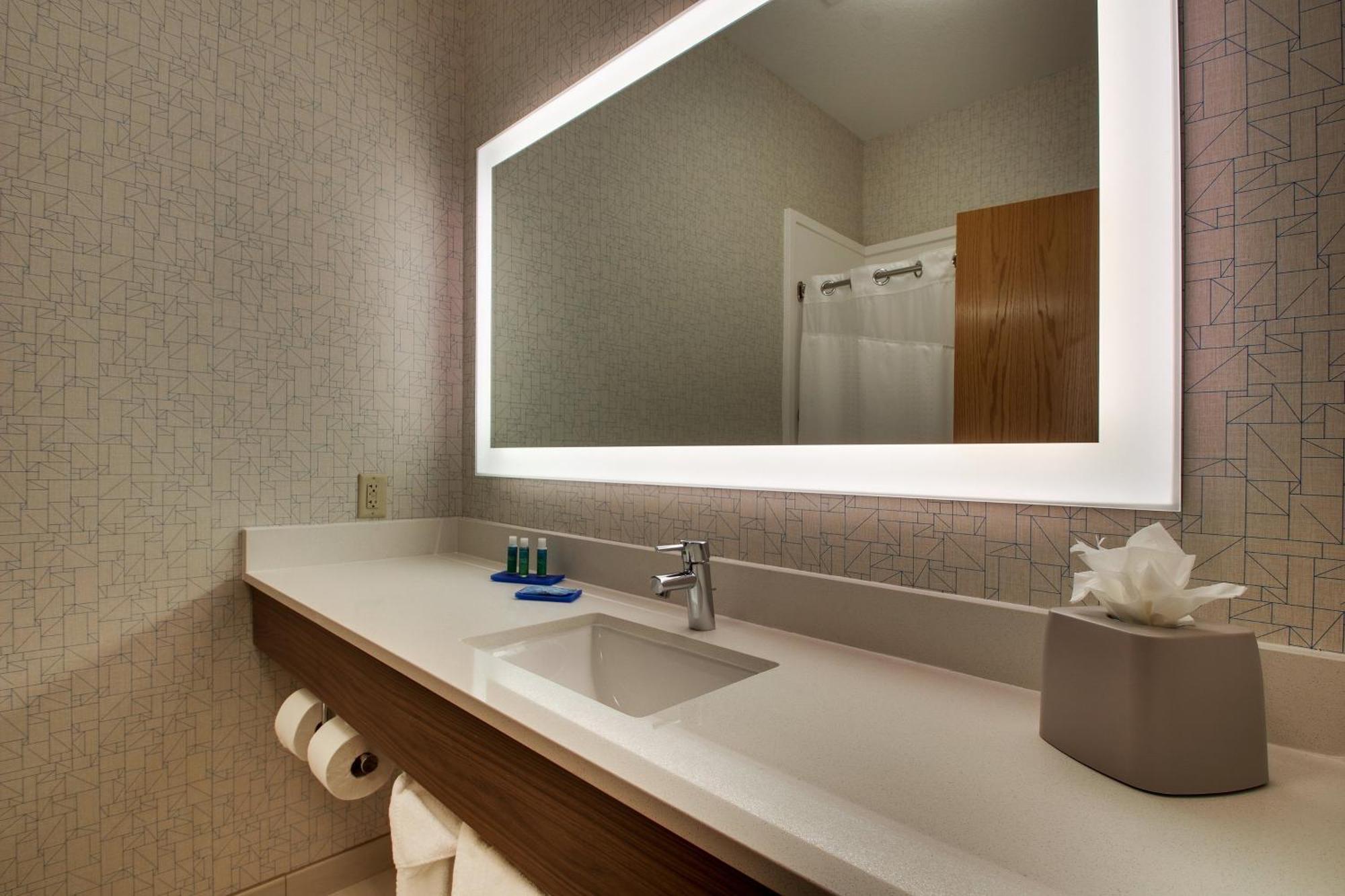 One-Bedroom Queen Suite,1698960556:JPEG